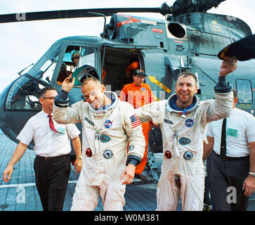 Nach der Gemini XII splashdown am 15 November, 1966, Astronauten Buzz Aldrin, Links, und Jim Lovell sind an Bord der Flugzeugträger USS Wasp begrüßt, den Abschluss ihrer 4-tägigen Mission. Gemini XII war der letzte Flug der Gemini Programm, eine Brücke zwischen dem Quecksilber und Apollo Programme, Geräte und Mission Verfahren in der Erdumlaufbahn zu testen und Astronauten und Bodencrews zu trainieren für Missionen zum Mond, der in den 1960er und 1970er Jahren. NASA/UPI Stockfoto