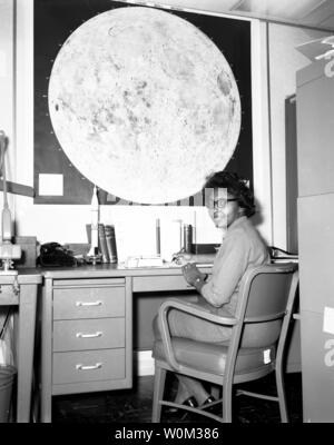 Jeanette Scissum, hier in diesem undatierten Foto gesehen, Verband der NASA Marshall Space Flight Center in 1964 nach Ihren Bachelor und Master in Mathematik von Alabama A&M University zu verdienen. Scissum veröffentlicht eine NASA-Bericht 1967, "Umfrage der solaren Zyklus Vorhersage Modelle", die Techniken für eine verbesserte Prognose der Sonnenfleckenzyklus. 1975 Scissum schrieb einen Artikel für die Nationale Technische Vereinigung", Chancengleichheit und der Supervisor - ein Ratgeber anzeigen", argumentiert, dass viele Diskriminierung Beschwerden vermieden werden könnten, durch angemessene und meani werden Stockfoto