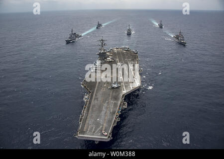 Der Nimitz-Klasse Flugzeugträger USS Carl Vinson (CVN 70) führt der Japan Maritime Verteidigung-kraft Zerstörer JS Ashigara (DDG178), links vorne, und JS Samidare (TT 106), links hinten, der Arleigh-burke-Klasse geführt - Flugzerstörer USS Michael Murphy (DDG112), in der Mitte hinten, und USS Wayne E.Meyer (DDG108), rechts hinten und die ticonderoga-Klasse geführte-missile Cruiser USS Lake Champlain (CG57), rechts vorn, bei einem Transit die Philippinische See, am 28. April 2017. Die US-Marine hat die Indo-Asia - Pazifik routinemäßig für mehr als 70 Jahre patrouillierten die Förderung von Frieden und Sicherheit in der Region. Foto von Stockfoto