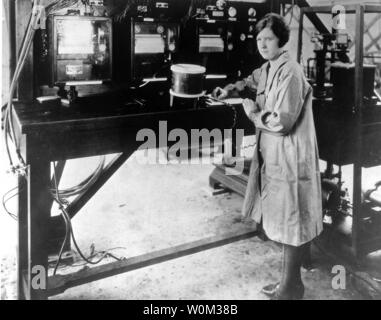 In diesem März 29, 1929, Foto, Pearl I. Junge arbeitet in der Langley Memorial Aeronautical Laboratory's Flight Instrumentation Facility (Gebäude 1202). Junge war die erste Frau, die Angestellt als technischer Mitarbeiter, Physiker an der Nationalen Beratenden Ausschuss für die Luft- und Raumfahrt (NACA) und der zweite weibliche Physiker arbeiten für die Bundesregierung. Frau Junge graduierte 1919 von der Universität von North Dakota (UND) als Phi Beta Kappa mit einem dreifachen Major in Physik, Mathematik und Chemie. 1922 nahm sie einen Termin in Langley Memorial Aeronautical des NACA Labor (n Stockfoto