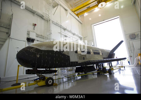 Die X-37 B Orbital Test Fahrzeug (OTV) unbemannte, wiederverwendbare Raumgleiter der Luftwaffe, landete auf der Vandenberg Air Force Base in 5:48:00 (PDT) Juni 16, 2012. OTV-2, die von Cape Canaveral Air Force Station, Fla., am 5. März 2011, Experimenten für 469 Tage während Ihrer Mission. Die X-37 B ist die neueste und die meisten Advanced Re-entry Raumfahrzeuge. Verwaltet durch die Luftwaffe schnelle Funktionen Office, die X-37 B Programm führt der Risikoreduzierung, Experiment und Konzept der Operations Development für wiederverwendbare Raumgleiter Technologien. Foto von Boeing/USA Luftwaffe/UPI Stockfoto