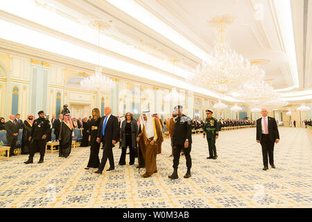 Präsident Donald Trump und First Lady Melania Trump sind von König Salman Bin Abdulaziz Al Saud Saudi-arabien bei Ihrer Ankunft begleitet, 20. Mai 2017, an den königlichen Hof Palace in Riad, Saudi-Arabien. Weiße Haus Foto von Shealah Craighead/UPI Stockfoto