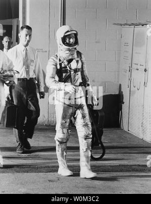 Astronaut Scott Carpenter Spaziergänge zum Startplatz die Mercury-Atlas 7 (MA-7) Mission am 24. Mai 1962 zu beginnen. Carpenter's Aurora 7 Kapsel hob an Bord einer Atlas Rakete von Cape Canaveral, Florida, um 7:45 Uhr EST, 24. Mai. Carpenter war der vierte Amerikanische im Raum und in der Zweiten Amerikanischen Orbit der Erde. Während der 4-Stunden-, 54-minütigen Flug, prüfte er die Sonde und durchgeführten wissenschaftlichen Experimente und Beobachtungen der airglow Schicht der Atmosphäre, und fotografierte terrestrische Features. NASA/UPI Stockfoto