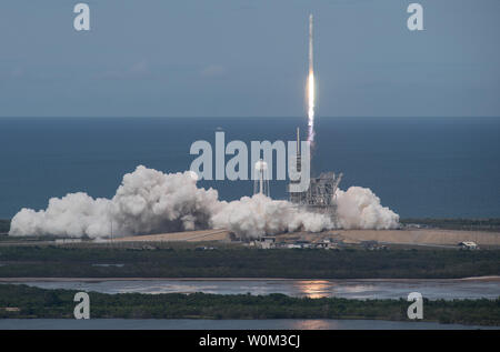 Die SpaceX Falcon 9 Rakete, mit dem Drachen Raumfahrzeug onboard, startet vom Pad 39A am Kennedy Space Center der NASA in Cape Canaveral, Florida, am 3. Juni 2017. Dragon ist mit fast 6.000 Pfund Wissenschaft Forschung, crew liefert und die Befestigungsteile an der Internationalen Raumstation in Unterstützung der Expedition 52 und 53 Besatzungsmitglieder. Der drucklose Kofferraum wird die Sonde auch Transport Sonnenkollektoren, Tools für Erdbeobachtung und Ausrüstung Neutronensterne zu studieren. Dies wird die 100 gestartet werden, und die sechste SpaceX Einführung, aus diesem Pad. Vorherige Launches 11 Apollo Flüge, die l Stockfoto