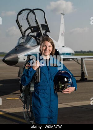 Kayla Barron hat von der NASA ausgewählt wurde 2017 Astronautenanwärter Klasse beitreten. Sie wird für die im August 2017 berichten. Die Washington native studierte an der US Naval Academy mit einem Bachelor in Systems Engineering. Ein Gates Cambridge Gelehrten, Barron erwarb einen Master in Nuclear Engineering von der Universität von Cambridge. Als U-Boot-Krieg Officer, Barron war Mitglied der Ersten Klasse von Frauen in den u-Gemeinschaft in Auftrag gegeben. NASA Foto von Robert Markowitz/UPI Stockfoto