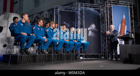 Vice President Mike Pence erkennt die neu eingeführten 12 neue NASA-Astronaut Kandidaten, Mittwoch, 7. Juni 2017 im Johnson Space Center der NASA in Houston, Texas. Nach zwei Jahren Ausbildung, die neue Astronauten Kandidaten könnte zu den Missionen bei der Forschung auf der Internationalen Raumstation zugewiesen werden, die Einleitung von amerikanischem Boden auf Raumschiff durch kommerzielle Unternehmen aufgebaut, und starten auf Deep Space Missionen der NASA neue Orion Raumschiff und Space Launch Rocket System. NASA Foto von Bill Ingalls/UPI Stockfoto