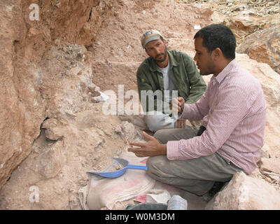 Drs. Shannon McPherron (links) und Abdelouahed Ben-Ncer Diskussion über die neue Fossilien findet von Jebel Irhoud (Marokko). Die zerdrückten Schädel (10) Irhoud ist nur kaum sichtbar über der blauen Schaufel. Das Max-Planck-Institut für Evolutionäre Anthropologie angekündigt, findet am 7. Juni 2017. Foto: MPI EVA Leipzig/UPI Stockfoto