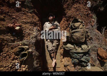 Lance Cpl. Andrew Naranjo, ein rifleman mit 2Nd Platoon, Unternehmen L, 3.BATAILLON, 4. Marine Regiment, 1st Marine Division, Marine Drehkraft Darwin, liegt in seinem Kampf gegen das Loch während der Übung Brolga Streik am 5. Juni 2017 in Queensland, Australien. Marines mit 3 Mrd. Euro., 4 Marines, wanderten mehr als 100 Kilometer während der ersten Woche der Übung. Marines mit australischen Streitkräfte während der zwei Wochen brigade Zertifizierung geschult. Foto von Cpl. Nathaniel Cray/U.S. Marine Corps/UPI Stockfoto