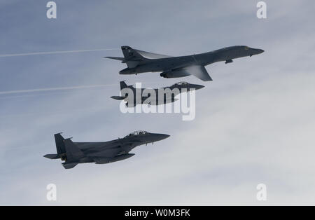 Ein US-Air Force B-1 b Lancer zur 9. Expeditionary Bomb Squadron versetzt, bereitgestellt von Dyess Air Force Base, Texas, ist über die koreanische Halbinsel am 7. Juli 2017 zwei südkoreanische f-15 Kampfjets begleitet. Lancers reiste Andersen Air Force Base, Guam, um eine sequenzierte bilaterale Mission mit südkoreanischen f-15 und f-Koku Jieitai (Japan Air Self-Defense Force) 2 Kampfjets durchzuführen. Die Mission ist als Reaktion auf eine Reihe von zunehmend skalierenden Aktionen durch Nordkorea, einschließlich der Einführung einer Interkontinentalrakete (ICBM) am 3. Juli. Foto mit freundlicher Genehmigung US Air Forc Stockfoto