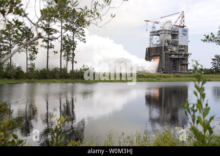 NASA-Ingenieure führte einen erfolgreiche 500-Sekunden-Test von RS-25 Flugregler für den Einsatz auf die neue Space Launch System (SLS)-Weltraum-Rakete auf dem a-1 Prüfstand bei NASA Stennis Space Center in der Nähe von Bay St. Louis, Mississippi, am 25. Juli 2017. Der Test beteiligt Installation der Controller-Einheit auf eine RS-25 Entwicklungsmotor und brennen es auf die gleiche Weise und für die gleiche Zeitspanne, bei Bedarf während des Starts. Der Controller ist die wesentliche Änderung zu den Motoren und zeichnet sich als das "Gehirn", die Präzisionssteuerung der Motorbetrieb und innere Gesundheit Diagnostik bietet und eine Stockfoto