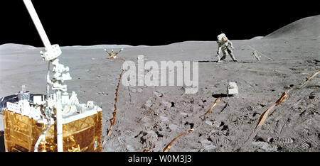 Dieses mini-Panorama kombiniert zwei Fotos von Apollo 15 Lunar Module Pilot Jim Irwin, vom Apollo Lunar Surface Experiment Package (ALSEP) Ort, am Ende der zweiten Apollo 15 Moonwalk am 1. August 1971. Apollo 15 war der vierte bemannten Mission auf dem Mond zu landen und die ersten zu besuchen und Erkunden des Mondes Hadley-rille und Apenninen die sich am südöstlichen Rand des Mare Imbrium (Meer von Regen). NASA/UPI Stockfoto