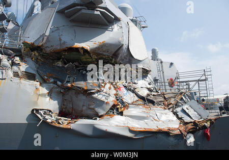 Der Arleigh-burke-Klasse geführte Anti-raketen-Zerstörer USS Fitzgerald (DDG62) sitzt in Dry Dock4 an der Flotte Aktivitäten Yokosuka, Japan, am 13. Juli 2017, Reparaturen, um fortzufahren und die Bewertung der Schäden von der 17. Juni bei einem Zusammenstoß mit einem Handelsschiff getragen. Diese Ansicht zeigt, liegt der Schaden über der Wasserlinie nach außen Haut des Schiffes. Foto von MC2 Christian Senyk/U.S. Marine/UPI Stockfoto