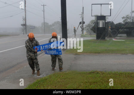 Texas Gardisten aus der 386 Engineer Battalion pick up große Ablagerungen nach dem Hurrikan Harvey in Victoria, Texas, 26. August 2017. Mehr als 1200 Texas Wachposten partnered mit Emergency First Responder Hurrikan Rettungseinsätze während des Golfs Küstengebiete von Texas zu unterstützen. Foto vom Kapitän Martha Nigrelle/U.S. Army National Guard/UPI Stockfoto