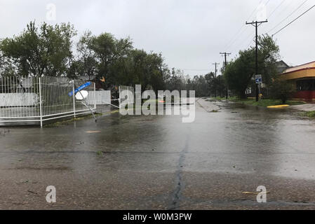 Army National Guard Soldaten fahren Sie durch überflutete Straßen zu helfen, Schäden, die der Hurrikan Harvey in Victoria, Texas, am 26. August 2017 fest. Foto vom Kapitän Martha Nigrelle/U.S. Army National Guard/UPI Stockfoto