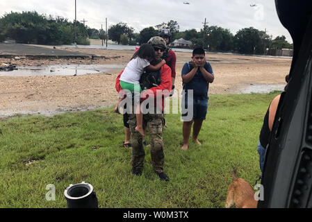 Bürger Flieger von der 920th Rescue Flügel, Patrick Air Force Base in Florida, last Hurricane Harvey Opfer in ein HH-60 Pave Hawk Hubschrauber am 30. August 2017, in der Nähe von Port Arthur, Texas. Die Flügel eingesetzt werden rund 90 Flieger, drei HH-60 Pave Falken und zwei HC-130 Ns zu Texas zur Unterstützung der Luftwaffe im Norden Such- und Rettungsaktion für die FEMA Katastrophenhilfe bemühen. Foto: US Air Force Reserven/UPI Stockfoto