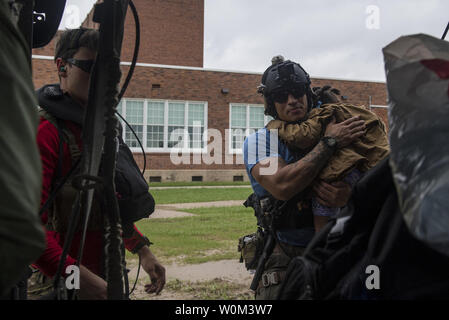 Pararescuemen vom 38th Rescue Squadron Umsiedler entladen von einer HH-60G Pave Hawk, der am 30. August 2017 in Houston, Texas. Die 347 Rettung Gruppe von Moody Air Force Base, Ga reagierte mit seiner Rettung von Flugzeugen und Personal zur Unterstützung der FEMA nach Hurrikan Harvey Überflutungen und Zerstörungen in den Teilen von Texas gebracht. Foto von Tech. Sgt. Zachary Wolf/U.S. Luftwaffe/UPI Stockfoto