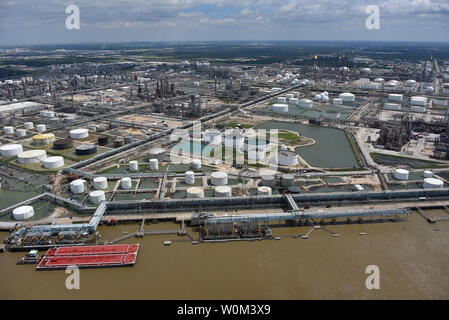 Coast Guard Besatzungen, deren Verhalten überführungsbauwerke die Häfen von Houston, Texas City, Freeport und Galveston zu bewerten, am 31. August 2017. Diese port Bewertungen werden durchgeführt, um die beschädigte Küstenwache geregelt Hafenanlage, potenzielle ausgelaufenes Öl oder die Freisetzung einer Chemikalie und die navigatorischen Hindernis entlang der Ports zu identifizieren. Foto von PO1 Patrick Kelley/U.S. Coast Guard/UPI Stockfoto