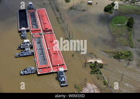 Coast Guard Besatzungen, deren Verhalten überführungsbauwerke die Häfen von Houston, Texas City, Freeport und Galveston zu bewerten, am 31. August 2017. Diese port Bewertungen werden durchgeführt, um die beschädigte Küstenwache geregelt Hafenanlage, potenzielle ausgelaufenes Öl oder die Freisetzung einer Chemikalie und die navigatorischen Hindernis entlang der Ports zu identifizieren. Foto von PO1 Patrick Kelley/U.S. Coast Guard/UPI Stockfoto