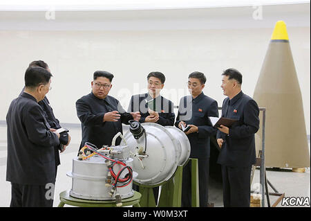 Dieses Bild veröffentlicht am 3. September 2017, durch die Nordkoreanische Offizielle News Service (KCNA), nordkoreanischen Führer Kim Jong Un während einer Unterrichtung durch Wissenschaftler der Atomwaffen Institut auf die Details der nuklearen des Landes weaponization Programm zeigt. Während der Tagung, Kim Jong Un erlebt das Laden der Wasserstoff Bombe in eine ICBM Rakete. KCNA/UPI Stockfoto