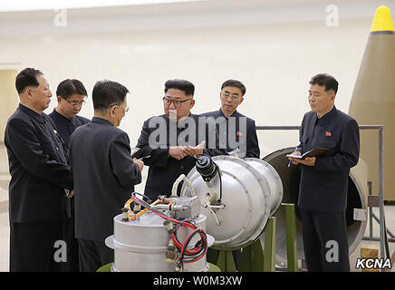 Dieses Bild veröffentlicht am 3. September 2017, durch die Nordkoreanische Offizielle News Service (KCNA), nordkoreanischen Führer Kim Jong Un während einer Unterrichtung durch Wissenschaftler der Atomwaffen Institut auf die Details der nuklearen des Landes weaponization Programm zeigt. Während der Tagung, Kim Jong Un erlebt das Laden der Wasserstoff Bombe in eine ICBM Rakete. KCNA/UPI Stockfoto