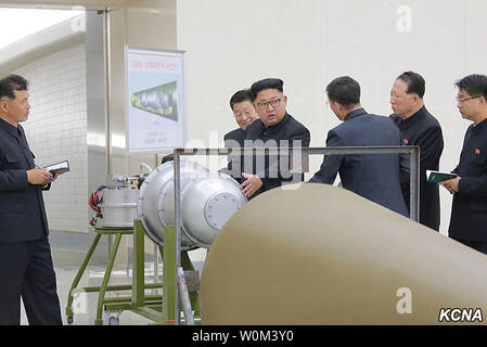 Dieses Bild veröffentlicht am 3. September 2017, durch die Nordkoreanische Offizielle News Service (KCNA), nordkoreanischen Führer Kim Jong Un während einer Unterrichtung durch Wissenschaftler der Atomwaffen Institut auf die Details der nuklearen des Landes weaponization Programm zeigt. Während der Tagung, Kim Jong Un erlebt das Laden der Wasserstoff Bombe in eine ICBM Rakete. KCNA/UPI Stockfoto