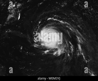 NASA-Satelliten der NOAA Suomi NPP diese Tag/Nacht Band Image des Hurrikans Irma über die Türken und Caicos gefangen, und die Bahamas am 8. September 2017, um 2:36 Uhr EDT (0636 UTC). Die Florida Abteilung der Emergency Management schätzt, dass 5,6 Millionen Floridians bestellt worden sind, zu evakuieren, da sie Zustand bereitet für Irma landfall frühen Sonntag Morgen zu machen. NASA/UPI Stockfoto