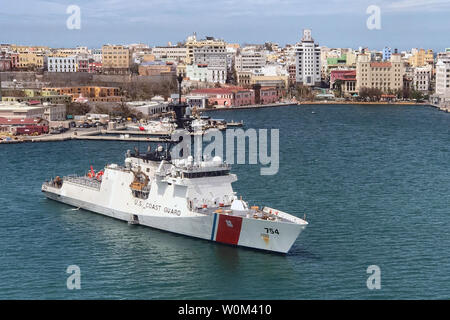 Das Patrouillenboot James dient als Befehl und Kontrolle Plattform in San Juan, Puerto Rico, am 25. September 2017. Crew des Werkzeugs eingesetzt im Hurrikan Maria Antwort Aktionen im Bereich der Hilfe und die Kommunikationsmöglichkeiten des Schiffes verwendet werden, um zu helfen Ersthelfer koordinieren Hilfsaktionen. Foto von Cmdr. Peter Melnick/U.S. Coast Guard/UPI Stockfoto