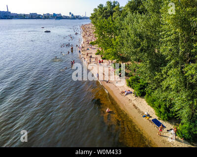 Kiew, Ukraine - 16. Juni 2019: Menschen Ruhe am Ufer des Dnjepr River im Erholungsgebiet von Trukhaniv Insel, Kiew, Ukraine Stockfoto