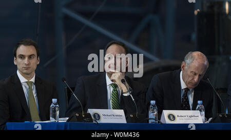 Die NASA-Administrator Robert Lightfoot, Mitte, zusammen mit stellvertretender Chief Technology Officer des United States Michael Kratsios, Links, und der Direktor des Nationalen Geheimdienstes Daniel Coats, rechts, hören auf die Bemerkungen der Diskussionsteilnehmer während der ersten Sitzung der nationalen Raum des Rates am 5. Oktober 2017, am Smithsonian National Air und Space Museum Steven F. Udvar-Hazy Center in Chantilly, Virginia. Das National Space Rat, durch Vice President Mike Pence unter dem Vorsitz hörte Zeugnis von Vertretern aus der Zivilgesellschaft Raum, kommerziellen Raum, und der nationalen Sicherheit Vertreter der Raumfahrtindustrie. Die NASA Stockfoto