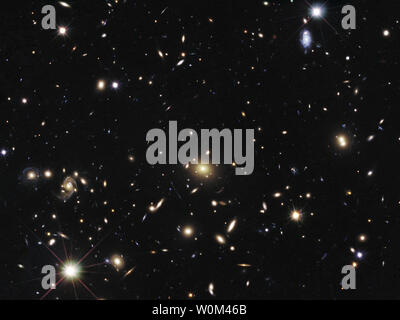 Die Herzen eines riesigen galaxienhaufen namens MACSJ1720 +35 ist in diesem Bild zu sehen, im sichtbaren und nah-infraroten Licht von der NASA/ESA Hubble Space Teleskop, und am 1. Mai 2014 veröffentlicht. Die galaxy Cluster so massiv ist, dass seine Schwerkraft verzerrt, erhellt, und vergrößert das Licht von weiter entfernten Objekte dahinter, eine so genannte Gravitationslinsen. In der oberen rechten, eine explodierende Sterne Spitzname Caracalla und hinter dem Armaturenbrett können gerade heraus gemacht werden. Die Supernova ist Mitglied einer besonderen Klasse der explodierende Stern als Typ Ia, von Astronomen geschätzt, weil es ein Bestehen bietet Stockfoto