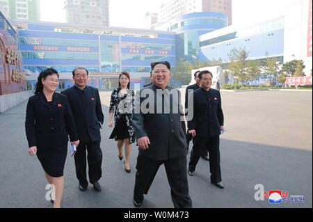 Dieses Bild am 29. Oktober 2017 veröffentlicht, die von der nordkoreanischen Offizielle News Service (KCNA), zeigt die nordkoreanischen Führer Kim Jong Un und seine Frau, Ri Sol Ju, der Besuch einer Kosmetik Fabrik in Pjöngjang. Während seiner Tour durch die Einrichtungen, Kim zeigte sich erfreut über die Qualität der produzierten Güter, und merkte, daß er glaubte, es sei "Möglich geworden, den Traum von Frauen, die gerechtere realisiert werden. Ich bin ein sehr angenehmes Bild unserer Frauen und andere Leute, die an der Welt sehr freuen würde - Kosmetik bei der Fabrik, die an eine moderne, wissenschaftliche und industrielle Basi gestellt worden ist. Stockfoto