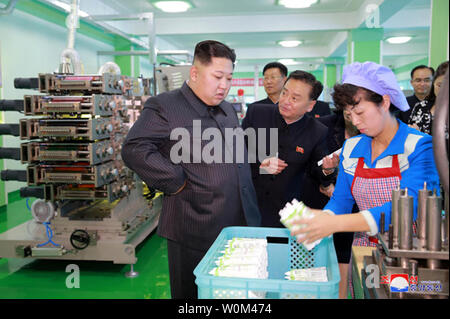 Dieses Bild am 29. Oktober 2017 veröffentlicht, die von der nordkoreanischen Offizielle News Service (KCNA), zeigt die nordkoreanischen Führer Kim Jong Un und seine Frau, Ri Sol Ju, der Besuch einer Kosmetik Fabrik in Pjöngjang. Während seiner Tour durch die Einrichtungen, Kim zeigte sich erfreut über die Qualität der produzierten Güter, und merkte, daß er glaubte, es sei "Möglich geworden, den Traum von Frauen, die gerechtere realisiert werden. Ich bin ein sehr angenehmes Bild unserer Frauen und andere Leute, die an der Welt sehr freuen würde - Kosmetik bei der Fabrik, die an eine moderne, wissenschaftliche und industrielle Basi gestellt worden ist. Stockfoto