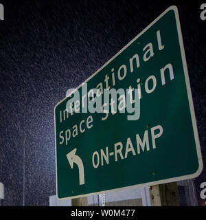 Ein Schild am Eingang Launch Pad-0 als Orbital ATK Antares Rakete gesehen wird, ist von der horizontalen Integration Facility (HIF), die dem Pad gerollt, am 9. November 2017, bei der NASA Wallops Flight Facility in Virginia. Von Orbital ATK 8 vertraglich vereinbarten Fracht Neuversorgung der Mission mit der NASA die Internationale Raumstation wird über 7.400 Pfund von Wissenschaft und Forschung, Besatzung und Fahrzeug Hardware an die orbitale Labor und seine Crew liefern. NASA Foto von Bill Ingalls/UPI Stockfoto