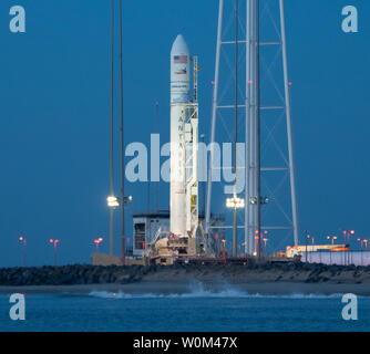 Die Orbital ATK Antares Rakete, mit der Cygnus Sonde an Bord, ist gesehen auf Launch Pad-0 ein, am 10. November 2017 an die NASA Wallops Flight Facility in Virginia. Von Orbital ATK 8 vertraglich vereinbarten Fracht Neuversorgung der Mission mit der NASA die Internationale Raumstation wird ca. 7.400 Pfund von Wissenschaft und Forschung, Besatzung und Fahrzeug Hardware an die orbitale Labor und seine Crew liefern. NASA Foto von Bill Ingalls/UPI Stockfoto