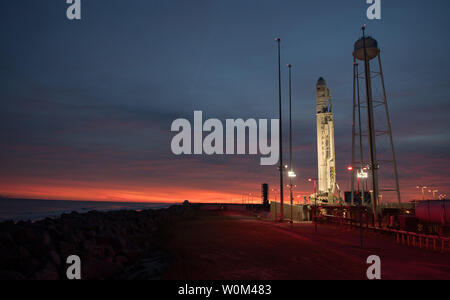 Die Orbital ATK Antares Rakete, mit der Cygnus Sonde an Bord, ist gesehen auf Launch Pad-0 ein, am 11. November 2017 an die NASA Wallops Flight Facility in Virginia. Von Orbital ATK 8 vertraglich vereinbarten Fracht Neuversorgung der Mission mit der NASA die Internationale Raumstation wird ca. 7.400 Pfund von Wissenschaft und Forschung, Besatzung und Fahrzeug Hardware an die orbitale Labor und seine Crew liefern. NASA Foto von Bill Ingalls/UPI Stockfoto