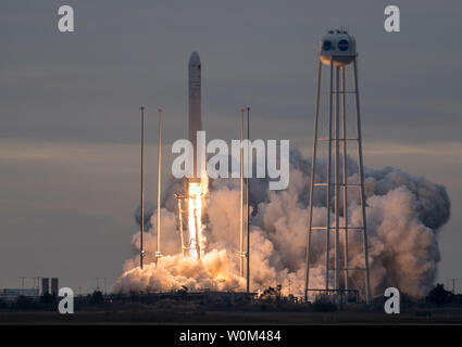 Die Orbital ATK Antares Rakete, mit der Cygnus Raumfahrzeug onboard, startet von Pad-0 ein, am 12. November 2017 an die NASA Wallops Flight Facility in Virginia. Von Orbital ATK 8 vertraglich vereinbarten Fracht Neuversorgung der Mission mit der NASA die Internationale Raumstation wird ca. 7.400 Pfund von Wissenschaft und Forschung, Besatzung und Fahrzeug Hardware an die orbitale Labor und seine Crew liefern. NASA Foto von Bill Ingalls/UPI Stockfoto