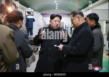 Dieses Bild am 21. November 2017 freigegeben, die von der nordkoreanischen Offizielle News Service (KCNA), zeigt die nordkoreanischen Führer Kim Jong Un besuchte die Sungri Motor in Pjöngjang Komplex. Während seiner Tour durch die Einrichtungen, Kim nahm das Rad eines neu hergestellten Lkw seine Leistung und die technischen Möglichkeiten zu erleben. Ihn begleiten O Su Yong und Pak Thae Song, stellvertretende Vorsitzende des C.C., Arbeiterpartei von Korea (WPK) und Jo Yong gewonnen, stellvertretender Direktor des C.C., WPK. Foto von Kcna/UPI Stockfoto