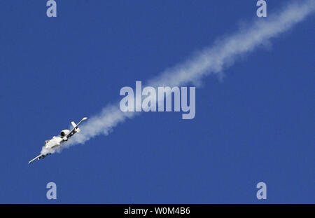 Die United States Air Force A-10 von der 74th Fighter Squadron seine Kanone auf ein strategisches Ziel in Kirkuk, Irak Brände, bei einem Luftangriff im Rahmen der Operation Ivy Zyklon an November 17, 2003. Operation Ivy Zyklon ist eine kombinierte Waffen Betrieb ausgelegt, um root und Crush Aufständischen im Irak. (UPI Foto/Jeffrey A. Wolfe/Air Force) Stockfoto