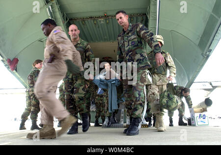 Mitgliedern der 491st Expeditionary der US-Air Force Evakuierung Squadron und der US-Marine Flotte Krankenhaus acht Teams bis zu sorgfältig verwundet Service Mitglieder in einen Krankenwagen an der Naval Station Rota in Spanien Last am 2. April 2003. Eine Luftwaffe C-5 Galaxy cargo Flugzeug transportiert 21 Operation Iraqi Freedom Opfer aus Kuwait zu Rota für die Behandlung im Krankenhaus. Mit geschichte BC-US - Irak - Opfer gehen. (UPI/U.S. NAVY/DAN SMITHYMAN) Stockfoto