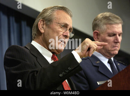 Verteidigungsminister Donald H. Rumsfeld antwortet auf die Frage eines Reporters während eines Pentagon Pressekonferenz am Okt. 2, 2003. Rumsfeld und Vorsitzende des Generalstabs, General Richard B.Myers (R), US Air Force, hat Reporter eine Funktionsprüfung der Irakischen Krieg aktualisieren. (UPI/Andy Dunaway) Stockfoto
