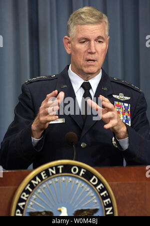 Vorsitzende des Generalstabs, General Richard B. Myers, US Air Force, Gesten, um seinen Punkt zu machen, als er auf die Frage eines Reporters während eines Pentagon Pressekonferenz am Okt. 2, 2003 reagiert. Myers und Verteidigungsminister Donald H. Rumsfeld gab einen operativen auf irakische Krieg zu aktualisieren. (UPI/Andy Dunaway) Stockfoto