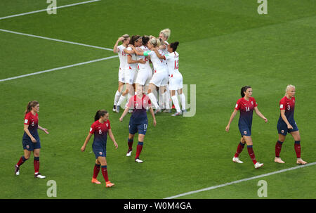 England Spieler feiern ihren ersten Seiten Ziel des Spiels zählte von Jill Scott während der FIFA Frauen-WM-Viertelfinale in Stade Oceane, Le Havre, Frankreich. Stockfoto