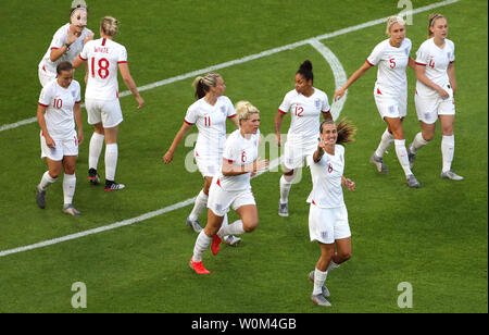 England Spieler feiern ihren ersten Seiten Ziel des Spiels von Jill Scott (rechts) während der FIFA Frauen-Weltmeisterschaft zählte, Viertelfinale in Stade Oceane, Le Havre, Frankreich. Stockfoto