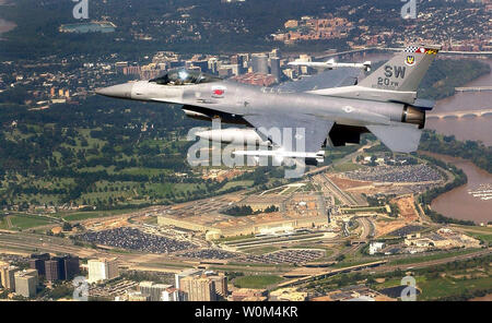 Eine F-16 Fighting Falcon fliegt über den Pentagon und Washington, DC im Rahmen der Operation Noble Eagle im September 2003. Das Flugzeug ist zum 20 Fighter Wing zugewiesen an Shaw Air Force Base, S.C. (UPI Foto/Aaron D. Allmon II/Air Force) Stockfoto