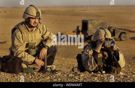 Älterer Flieger Leo Ortiz und Senior Airman Josh Gianni, Tactical Air Control Party, 4 Air Support Group, Auge ein strategisches Ziel am Horizont in Kirkuk, Irak, im Rahmen der Operation Ivy Cyclone, einem kombinierten Waffen Betrieb ausgelegt, um root und Crush Aufständischen im Irak vor kurzem. Bild 24. November 2003. (UPI Foto/Jeffrey A. Wolfe/Air Force) Stockfoto