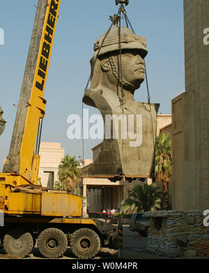 Irakische Auftragnehmer mit einem großen Kran die letzten Saddam Hussein statue Kopf aus dem Präsidentenpalast, die jetzt verwendet wird, wie die Coalition Provisional Authority (CPA)-Hauptquartier in Bagdad, Irak, am 7. Dezember 2003 zu entfernen. (UPI Foto/Shane Heiser/Air Force) Stockfoto