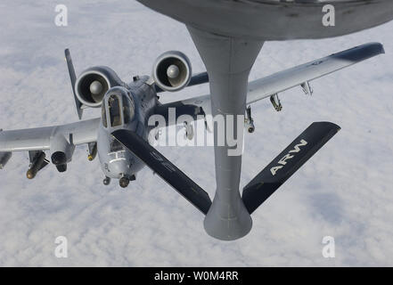 Ein US Air Force A-10 Thunderbolt II empfängt von einem KC-135 über zentrale Irak zur Unterstützung der Operation Iraqi Freedom. Die Thunderbolt ist der erste Air Force Flugzeuge speziell für enge Luftunterstützung für Bodentruppen ausgelegt. Sie sind zweistrahlige Jets, die gegen alle bodenziele, inklusive Panzer und andere gepanzerte Fahrzeuge verwendet werden kann. Die A-10 s primäre Mission ist es, Tag und Nacht Luftnahunterstützung Unterstützung für freundliche Land Kräfte zur Verfügung zu stellen und als Forward air Controller (FAC) zu koordinieren und zu direkten freundlich Luftstreitkräfte zur Unterstützung der Landstreitkräfte zu handeln. (UPI Foto/Suzanne Jenkins Stockfoto