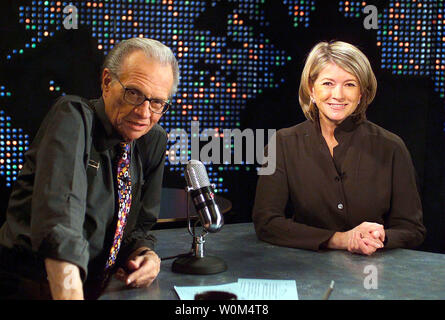 CNN's Larry King interviews Martha Stewart während des Aufnehmens von Larry King Live am Samstag, 20. Dezember 2003. Dies ist Martha Stewart's final Interview vor Beginn der Ihr Versuch im Januar. Die Show wird am Montag, 22. Dezember 2003. Stockfoto