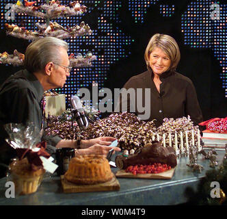 CNN's Larry King interviews Martha Stewart während des Aufnehmens von Larry King Live am Samstag, 20. Dezember 2003. Dies ist Martha Stewart's final Interview vor Beginn der Ihr Versuch im Januar. Die Show wird am Montag, 22. Dezember 2003. Stockfoto