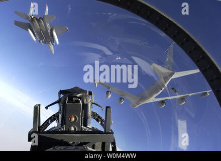 Eine amerikanische F-15 Strike Eagle, pilotiert von Oberstleutnant Steve Rusin, von den 391 Fighter Wing, bereitet von einem KC-135 Stratotanker aus der 340 Expeditionary Air Refuelling Squadron bei einem vorwärts Bereitstellungsort Unterstützung der Operationen im Irak und in Südwestasien am Dez. 29, 2003 betankt werden. (UPI Foto/Suzanne M. Jenkins/Air Force) Stockfoto